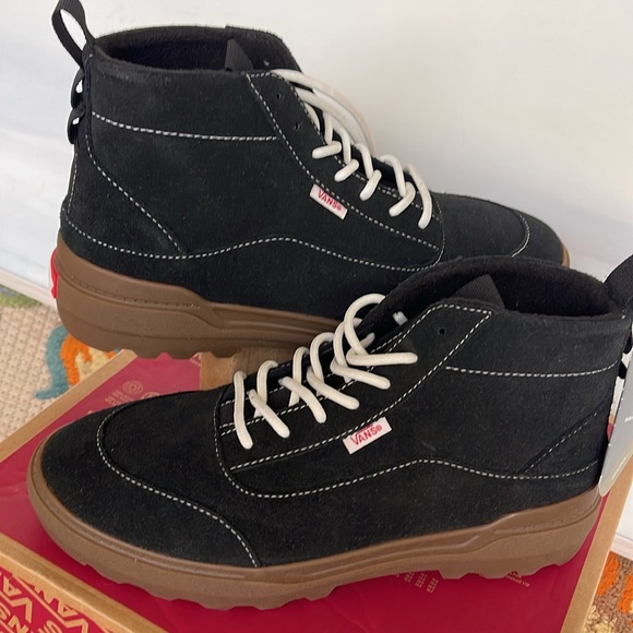 Vans WMNS Colfax Boot Mte-1
Gum/Black
VN000BCGW9Q
BOOTS Sneakers - Picture 11 of 16